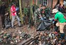 Gotong Royong Bersihkan Kali, Babinsa Timika Turun Langsung