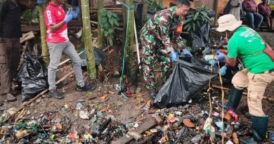 Gotong Royong Bersihkan Kali, Babinsa Timika Turun Langsung Gotong Royong Bersihkan Kali, Babinsa Timika Turun Langsung