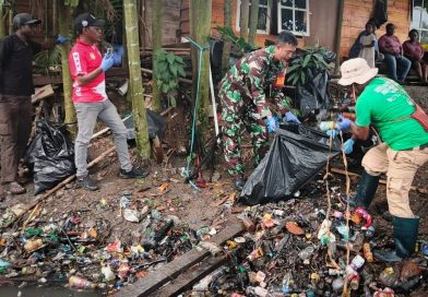 Gotong Royong Bersihkan Kali, Babinsa Timika Turun Langsung Gotong Royong Bersihkan Kali, Babinsa Timika Turun Langsung