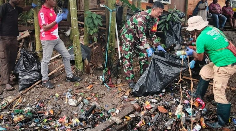 Gotong Royong Bersihkan Kali, Babinsa Timika Turun Langsung Gotong Royong Bersihkan Kali, Babinsa Timika Turun Langsung