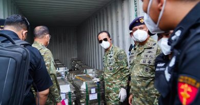 Kasum TNI Tinjau Pemeriksaan Kontainer Mineral Tanah Logam yang mengandung Unsur Radioaktif Hasil Penindakan TNI AL di Batam
