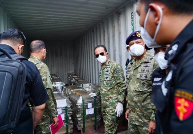 Kasum TNI Tinjau Pemeriksaan Kontainer Mineral Tanah Logam yang mengandung Unsur Radioaktif Hasil Penindakan TNI AL di Batam