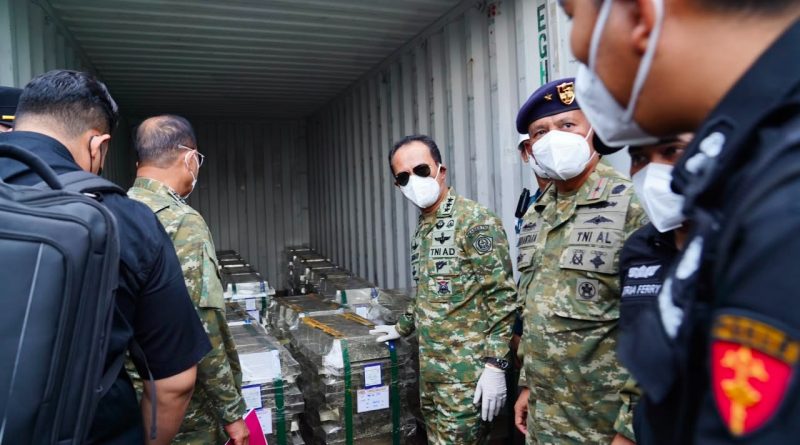 Kasum TNI Tinjau Pemeriksaan Kontainer Mineral Tanah Logam yang mengandung Unsur Radioaktif Hasil Penindakan TNI AL di Batam