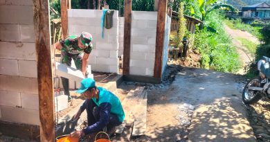 Babinsa Desa Nyawangan Dampingi Pembangunan Rutilahu Warga Binaan