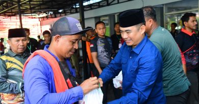 Masyarakat Terima Pembagian Daging Qurban Korps Marinir di Masjid Jannatin