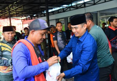 Masyarakat Terima Pembagian Daging Qurban Korps Marinir di Masjid Jannatin