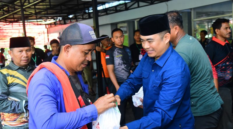 Masyarakat Terima Pembagian Daging Qurban Korps Marinir di Masjid Jannatin