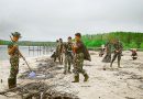 Aksi Bersih Pantai Keakwa oleh Satgas TMMD Kodim 1710/Mimika