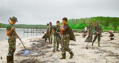 Aksi Bersih Pantai Keakwa oleh Satgas TMMD Kodim 1710/Mimika
