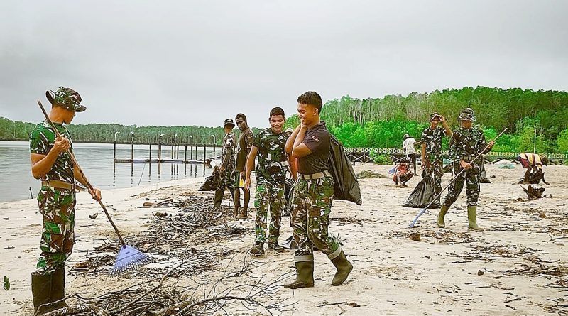 Aksi Bersih Pantai Keakwa oleh Satgas TMMD Kodim 1710/Mimika
