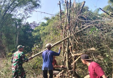Ikut Kerja Bakti, Sarana Komsos Anggota Kodim Ponorogo Ciptakan Kemanunggalan Dengan Warga