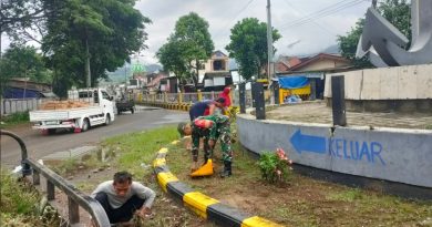Babinsa dan Warga Kompak Bersihkan Pantai Prigi, Jaga Pesona Wisata Trenggalek
