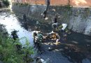 Sinergitas TNI dan Warga Bersihkan Sampah di Bantaran Sungai
