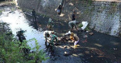 Sinergitas TNI dan Warga Bersihkan Sampah di Bantaran Sungai