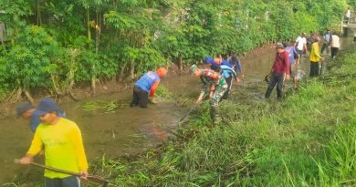 Babinsa dan Warga Pandean Kompak Bersihkan Sungai, Cegah Banjir Sejak Dini