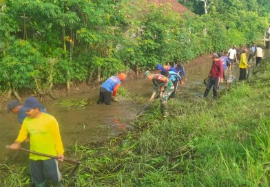 Babinsa dan Warga Pandean Kompak Bersihkan Sungai, Cegah Banjir Sejak Dini Babinsa dan Warga Pandean Kompak Bersihkan Sungai, Cegah Banjir Sejak Dini