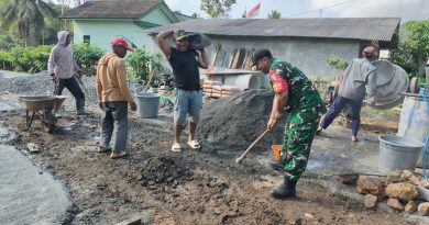 Babinsa dan Warga Pule Gotong Royong Rabat Jalan 100 Meter di Sukokidul