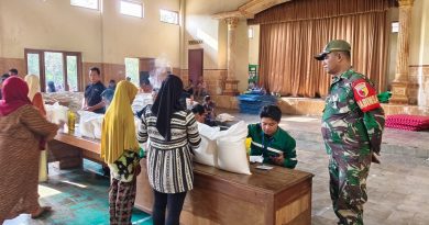 Babinsa Kodim Ponorogoo Pendampingan Distribusi Bantuan Pangan di Desa Binaan Babinsa Kodim Ponorogoo Pendampingan Distribusi Bantuan Pangan di Desa Binaan