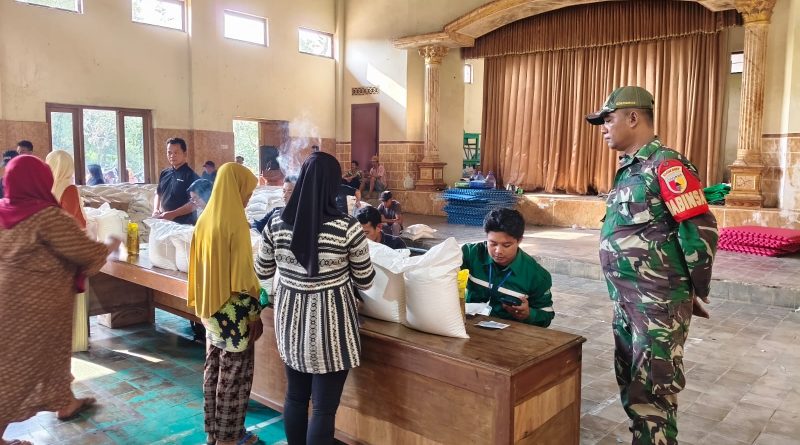 Babinsa Kodim Ponorogoo Pendampingan Distribusi Bantuan Pangan di Desa Binaan Babinsa Kodim Ponorogoo Pendampingan Distribusi Bantuan Pangan di Desa Binaan