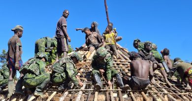 Wujud Kemanunggalan TNI-Rakyat, Satgas Yonif 742/SWY Renovasi Honai Warga di Pedalaman Papua