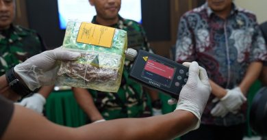 Satgas Pamtas Yonarhanud 1/PBC/1 Kostrad Gagalkan Penyelundupan 21,4 Kg Sabu dan Amankan WNA di Entikong