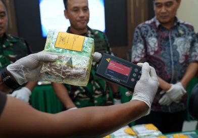 Satgas Pamtas Yonarhanud 1/PBC/1 Kostrad Gagalkan Penyelundupan 21,4 Kg Sabu dan Amankan WNA di Entikong Satgas Pamtas Yonarhanud 1/PBC/1 Kostrad Gagalkan Penyelundupan 21,4 Kg Sabu dan Amankan WNA di Entikong