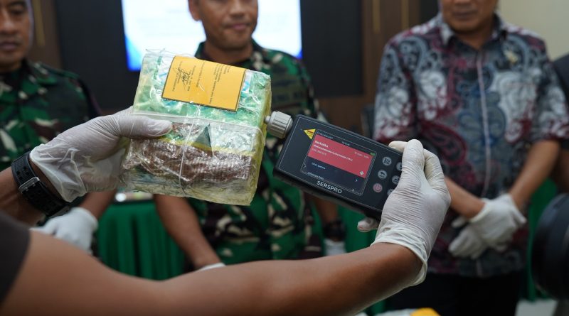 Satgas Pamtas Yonarhanud 1/PBC/1 Kostrad Gagalkan Penyelundupan 21,4 Kg Sabu dan Amankan WNA di Entikong Satgas Pamtas Yonarhanud 1/PBC/1 Kostrad Gagalkan Penyelundupan 21,4 Kg Sabu dan Amankan WNA di Entikong