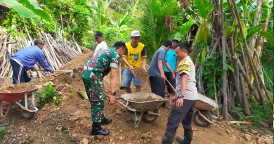 TNI-Polri Bersama Warga Bahu-Membahu Bangun Akses Jalan di Salamrejo Trenggalek