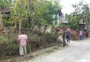 Peduli Lingkungan, Babinsa Kodim Ponorogo Bersihkan Jalan Bersama Warga