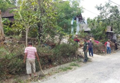 Peduli Lingkungan, Babinsa Kodim Ponorogo Bersihkan Jalan Bersama Warga Peduli Lingkungan, Babinsa Kodim Ponorogo Bersihkan Jalan Bersama Warga