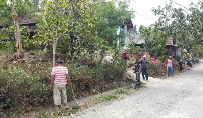 Peduli Lingkungan, Babinsa Kodim Ponorogo Bersihkan Jalan Bersama Warga Peduli Lingkungan, Babinsa Kodim Ponorogo Bersihkan Jalan Bersama Warga