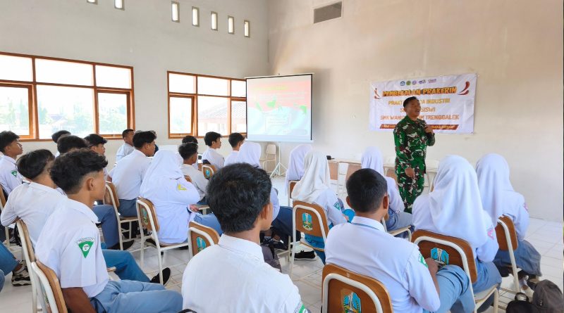 Babinsa Siapkan Siswa Prakerin SMK Wahid Hasyim Trenggalek Hadapi Dunia Kerja Babinsa Siapkan Siswa Prakerin SMK Wahid Hasyim Trenggalek Hadapi Dunia Kerja