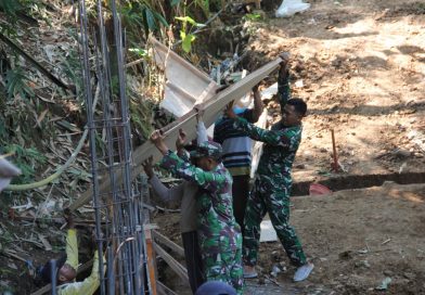 Kodim 0806/Trenggalek Bangun Jembatan Armco, Perkuat Akses Desa Tegaren-Dermosari