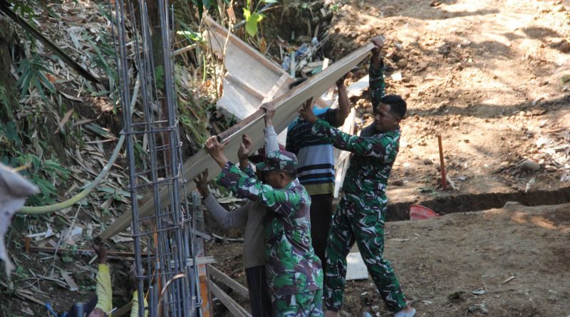 Kodim 0806/Trenggalek Bangun Jembatan Armco, Perkuat Akses Desa Tegaren-Dermosari