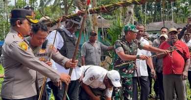 Dandim 1710/Mimika Ajak Warga Jaga Persaudaraan dalam Prosesi Perdamaian Perang Suku di Kwamki Narama Dandim 1710/Mimika Ajak Warga Jaga Persaudaraan dalam Prosesi Perdamaian Perang Suku di Kwamki Narama