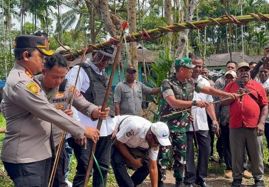 Dandim 1710/Mimika Ajak Warga Jaga Persaudaraan dalam Prosesi Perdamaian Perang Suku di Kwamki Narama Dandim 1710/Mimika Ajak Warga Jaga Persaudaraan dalam Prosesi Perdamaian Perang Suku di Kwamki Narama