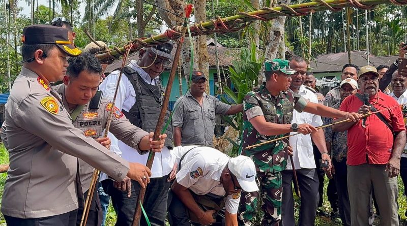 Dandim 1710/Mimika Ajak Warga Jaga Persaudaraan dalam Prosesi Perdamaian Perang Suku di Kwamki Narama Dandim 1710/Mimika Ajak Warga Jaga Persaudaraan dalam Prosesi Perdamaian Perang Suku di Kwamki Narama