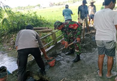 Gotong Royong Perbaikan Jembatan, TNI-Polri dan Warga Perkuat Kebersamaan di Trenggalek