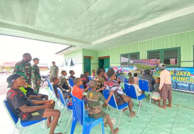 Lewat Nobar Piala Dunia 2026, Kodim 1714/Puncak Jaya Perkuat Silaturahmi dengan Warga