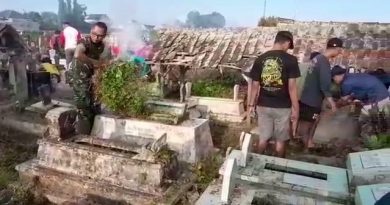Babinsa Kelurahan Kauman Bersama Warga Gotong Royong Bersihkan TPU Setono Serut, Perkuat Kepedulian Lingkungan