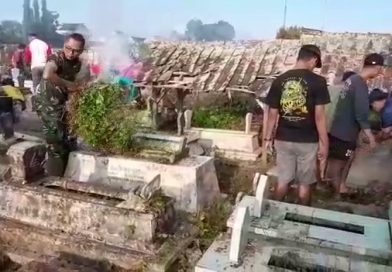 Babinsa Kelurahan Kauman Bersama Warga Gotong Royong Bersihkan TPU Setono Serut, Perkuat Kepedulian Lingkungan
