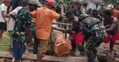 Hadir untuk Rakyat, Prajurit Satgas Pamtas RI–PNG Mobile Gobang VII Yonif 9 Marinir Bantu Atasi Kesulitan Warga Kampung Fuog