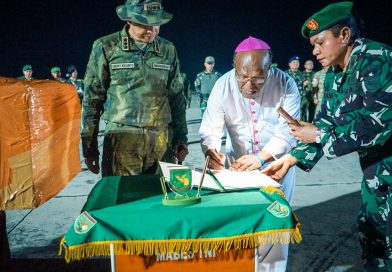 Penghormatan Terakhir Pilot PT AMA, Pangkogabwilhan III Kawal Penyerahan Jenazah di Lanud Silas Papare Penghormatan Terakhir Pilot PT AMA, Pangkogabwilhan III Kawal Penyerahan Jenazah di Lanud Silas Papare