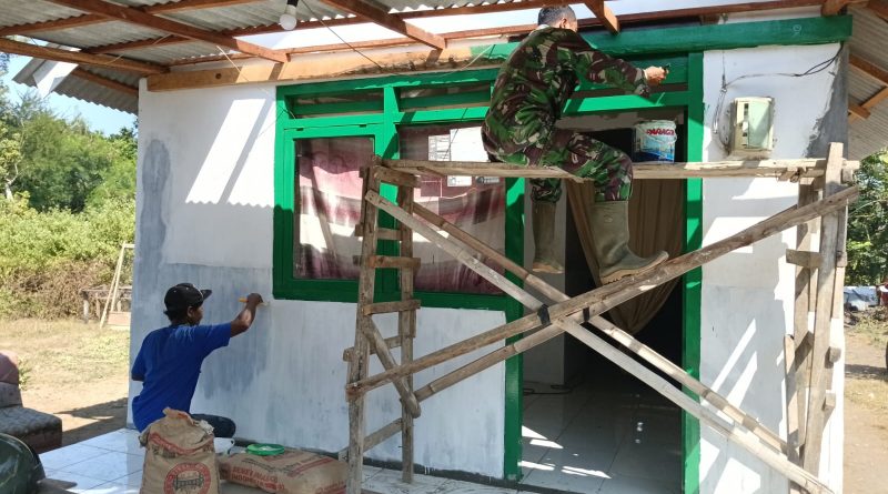 Babinsa Desa Bukur Dampingi Pengecatan Gawang Rumah Penerima Bantuan Rutilahu Gubernur Jatim Babinsa Desa Bukur Dampingi Pengecatan Gawang Rumah Penerima Bantuan Rutilahu Gubernur Jatim