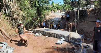Desanya Ada Proyek Pembangunan Jembatan Garuda, Warga Antusias Kerja Gotong Royong Desanya Ada Proyek Pembangunan Jembatan Garuda, Warga Antusias Kerja Gotong Royong