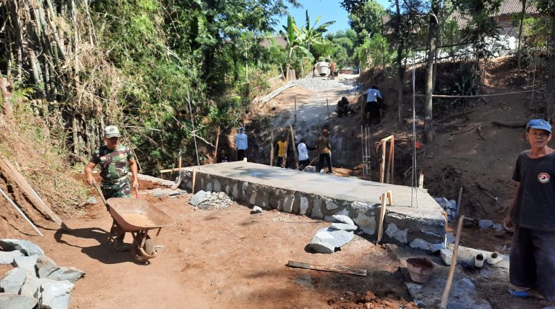 Desanya Ada Proyek Pembangunan Jembatan Garuda, Warga Antusias Kerja Gotong Royong Desanya Ada Proyek Pembangunan Jembatan Garuda, Warga Antusias Kerja Gotong Royong