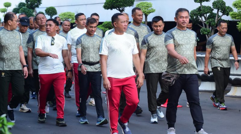Panglima TNI dan Kasad Perkuat Soliditas Melalui Olahraga Bersama Prajurit Panglima TNI dan Kasad Perkuat Soliditas Melalui Olahraga Bersama Prajurit