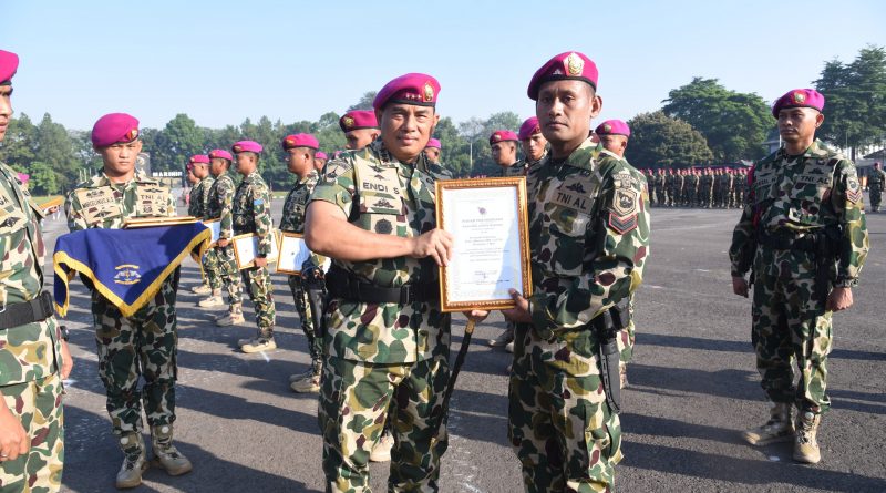 Pangkormar Anugerahkan KPLB  Kepada Prajurit Penakluk OPM di Operasi Badai Kasuari