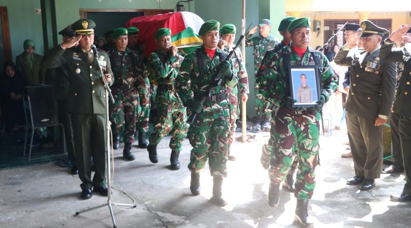 Keluarga Besar Kodim Tulungagung Berduka, Dandim Pimpin Upacara Pemakaman Militer Serka Widiyanto