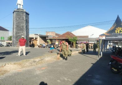Anggota Kodim Ponorogo Bersama Unsur Terkait Besih Bersih di Lingkungan Monumen Bantaragin Anggota Kodim Ponorogo Bersama Unsur Terkait Besih Bersih di Lingkungan Monumen Bantaragin
